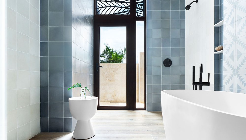 roatan spa suite soaking tub