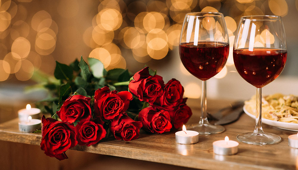 Red wine in 2 glasses + bouquet of roses